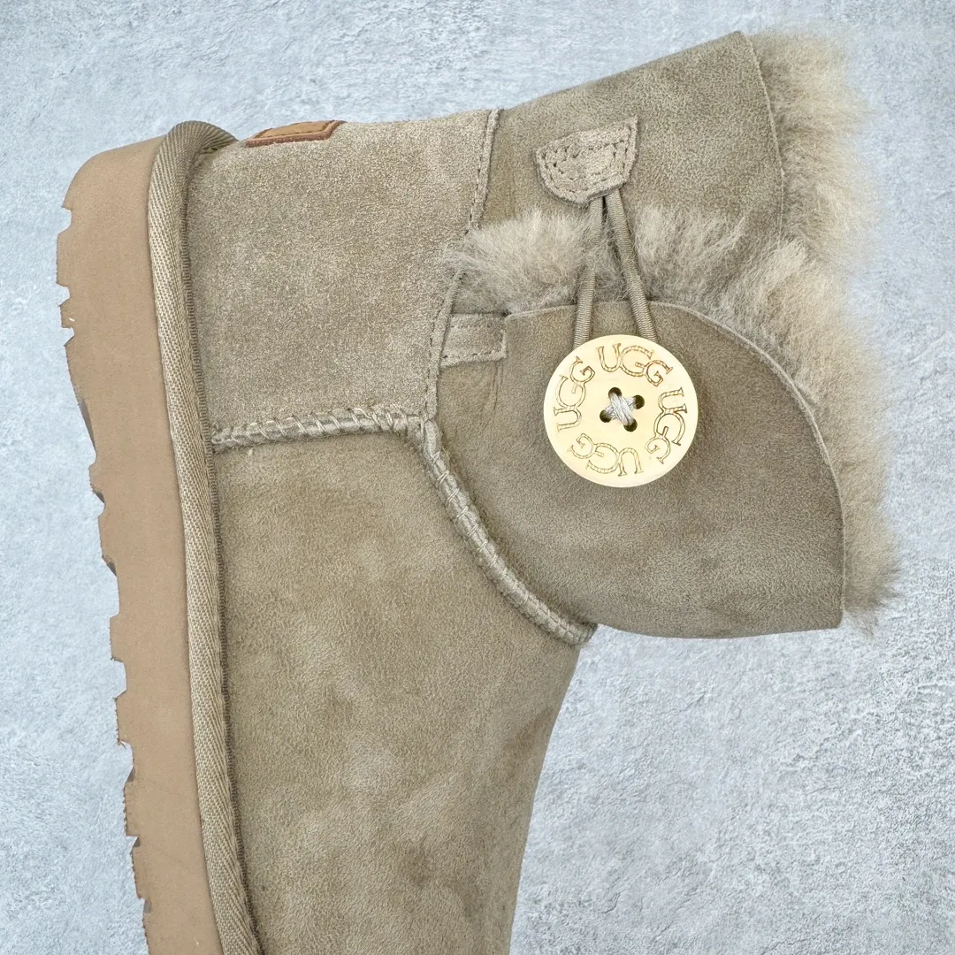 Pick up locally💰520 UGG 6422 Classic wooden buckle autumn and winter sheep fur integrated snow boots. All shoes are made from the same factory as ZP. Longfeng A-grade Australian imported sheep fur integrated women's boots. Brand OEM production line. Fully follow the ZP process. OEM original pattern maker. Adhering to the principle of no original shoes and no development selection. Pay attention to every detail. The most authentic version on the market. TREADLITE "Light Wing" technology outsole. Lightweight/durable/flexible/pile size: 35 36 37 38 39 40 Coding: by2936090